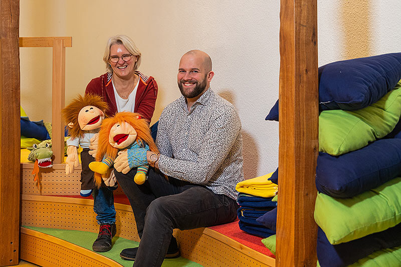 Kijuba Team mit zwei Personen und Handpuppen